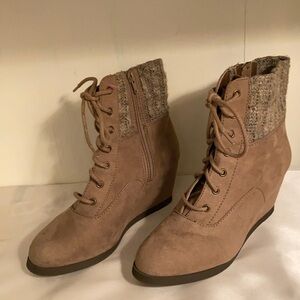 Boots with sweater knit trim at top, size 81/2